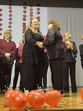 Čestitke zborovodkinji ob uspešno izpeljanem koncertu
